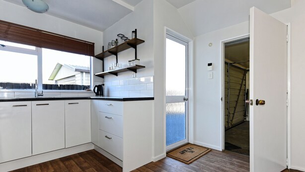 Unclassified image, 1 of 10, button - Sunny Christchurch Townhouse (Christchurch)