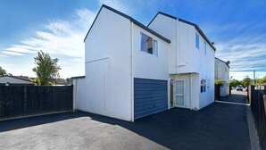 Unclassified image, 2 of 10, button - Sunny Christchurch Townhouse (Christchurch)