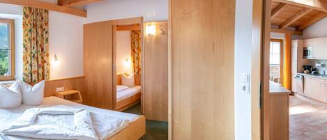 2 habitaciones, escritorio y ropa de cama