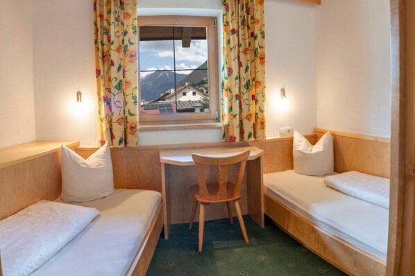 2 makuuhuonetta, työpöytä, vuodevaatteet