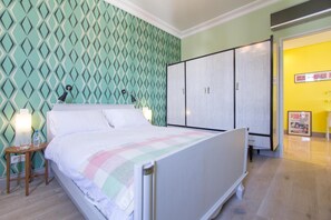 1 ห้องนอน, โต๊ะทำงาน, ผ้าม่านกันแสง, ห้องเก็บเสียง