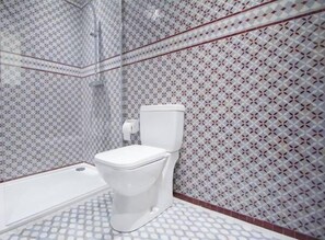 คอมฟอร์ทสตูดิโอ, 1 ห้องนอน | ห้องน้ำ | ฝักบัว, ของใช้ในห้องน้ำฟรี, ไดร์เป่าผม, ผ้าเช็ดตัว