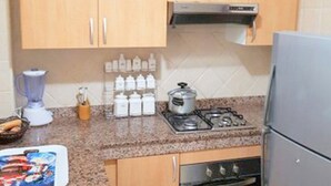 Appartement | Privékeuken | Een koelkast (op verzoek), een microgolfoven, een oven, een kookplaat