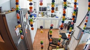 ثلاجة/مجمد بحجم كبير، ميكروويف (عند الطلب)، محمصة خبز، جهاز طهي للأرز