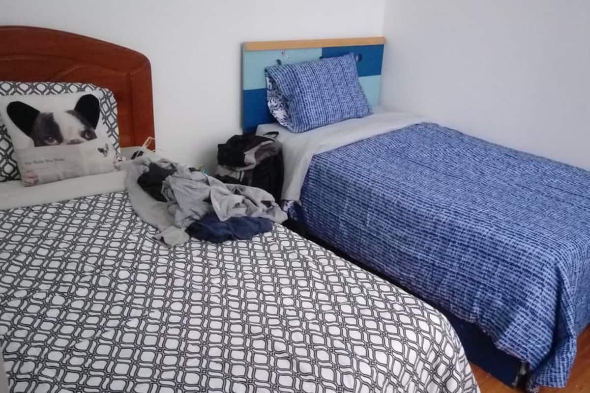 1 habitación, edredón, decoración personalizada y muebles diferentes