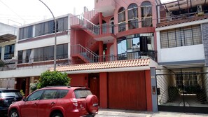 Front of property - Blondys House (Lima)