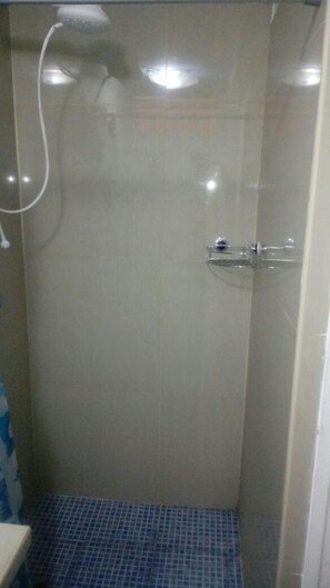 Bathroom shower - Blondys House (Lima)
