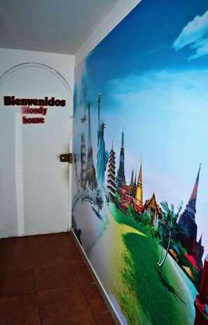Interior entrance - Blondys House (Lima)