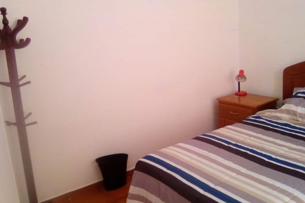 Habitación básica doble, 1 cama matrimonial, baño privado | 1 habitación, edredón, decoración personalizada y muebles diferentes