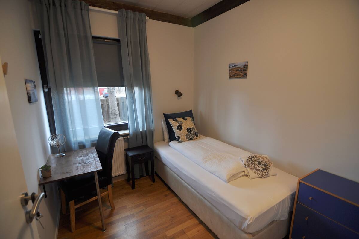 Cortinas blackout, tabla de planchar con plancha y wifi gratis
