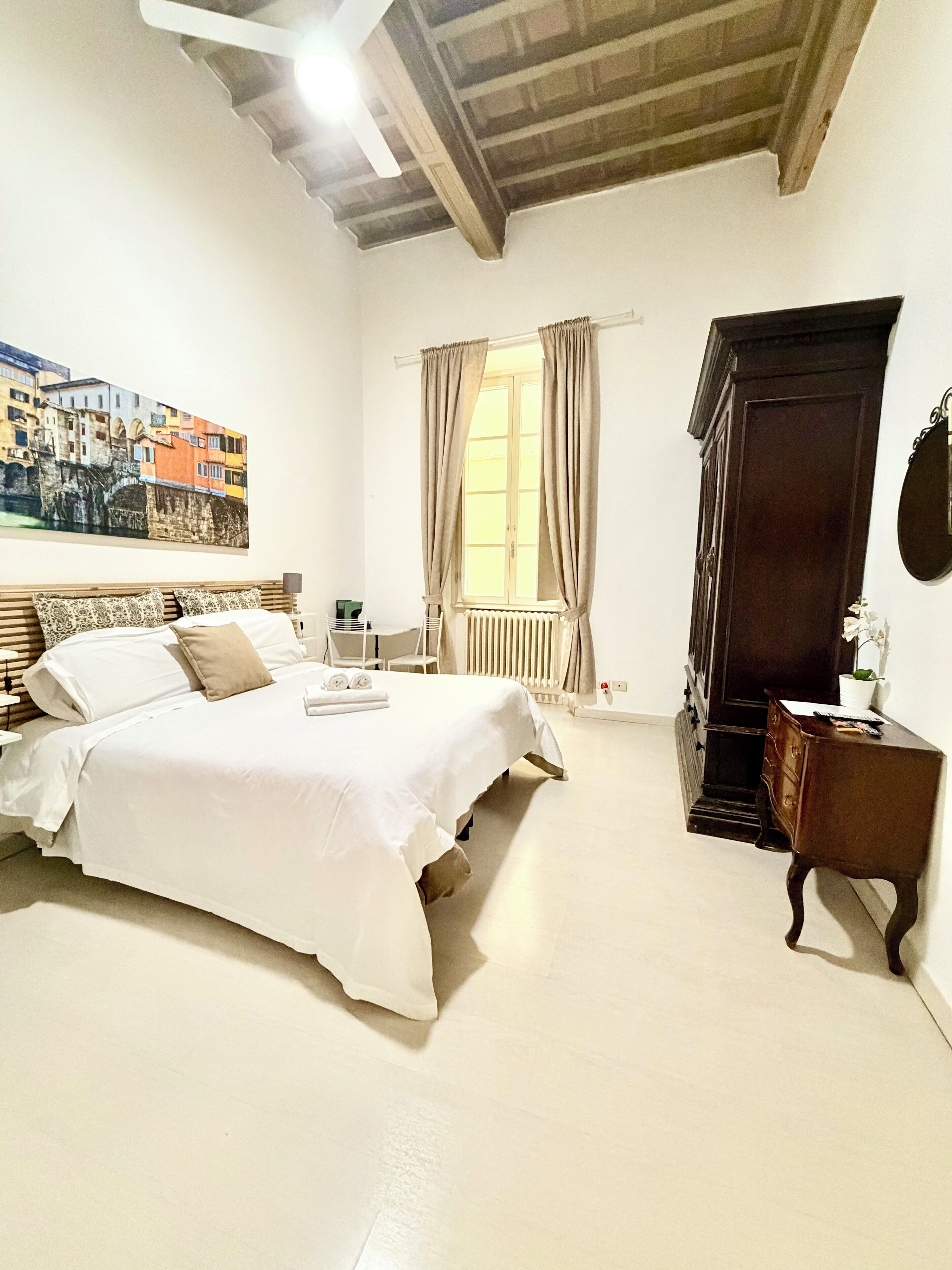 Habitación básica con 1 cama matrimonial o 2 individuales, baño compartido | Ropa de cama de alta calidad, escritorio y insonorización 