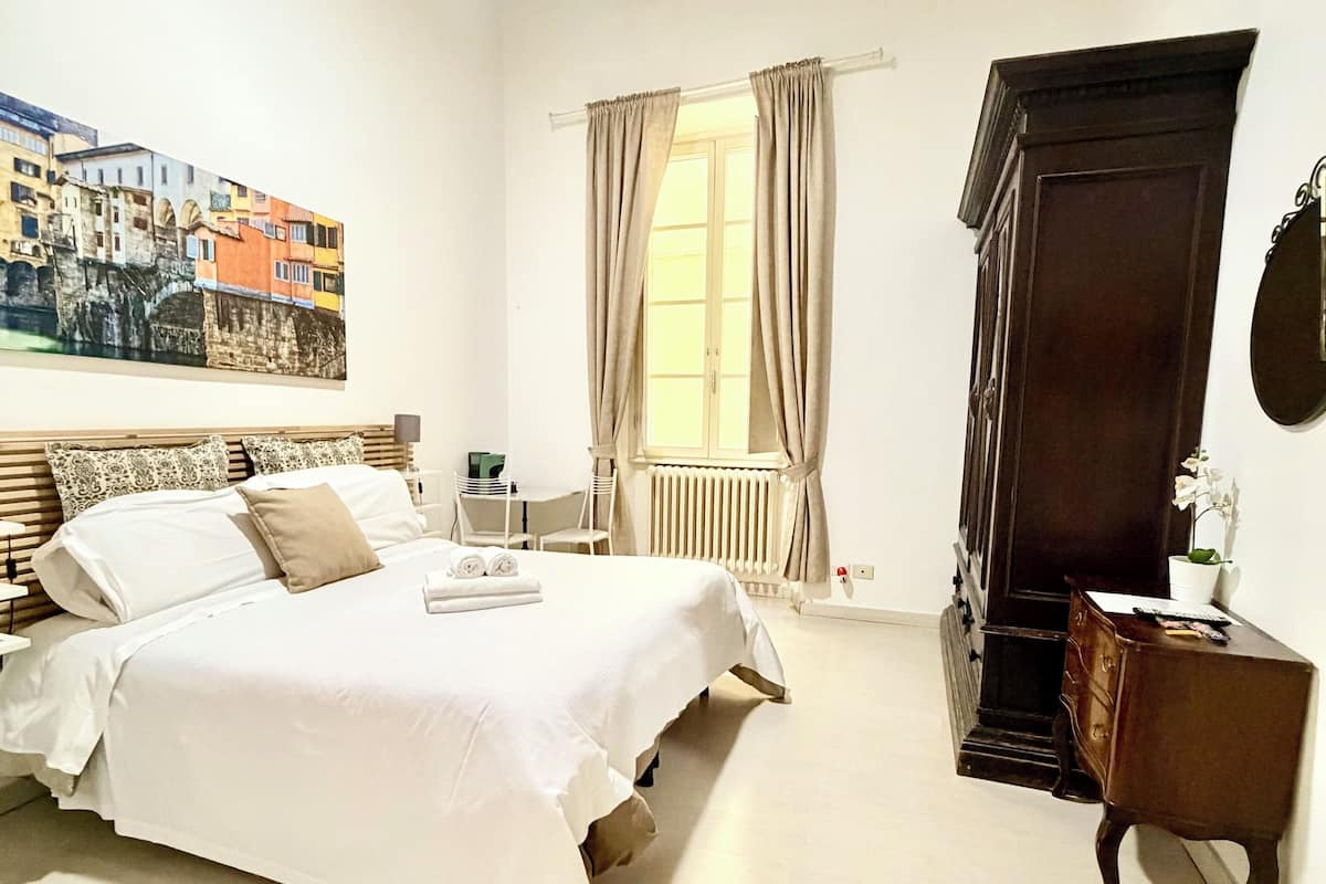 Camera Basic con letto matrimoniale o 2 letti singoli, bagno condiviso | Biancheria da letto di alta qualità, una scrivania, insonorizzazione