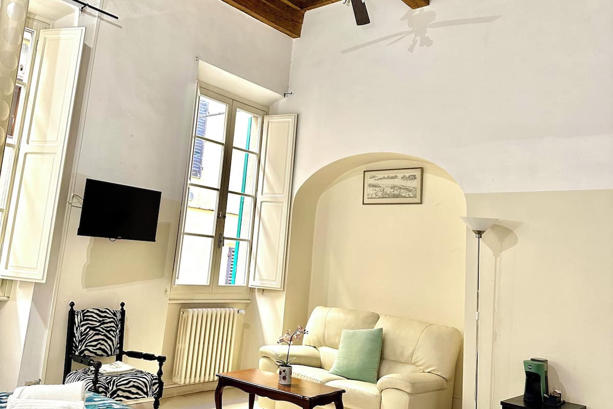 Basic Double or Twin Room, Shared Bathroom | Peralatan tempat tidur premium, meja, kalis bunyi
