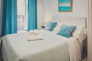 Habitación básica doble, 1 cama de matrimonio, baño privado | Ropa de cama de alta calidad, escritorio, sistema de insonorización