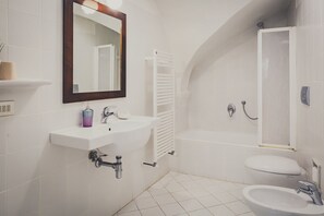 Shower, free toiletries, hair dryer, bathrobes - Il Gattopardo (Florence)