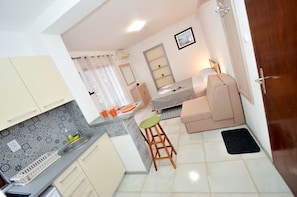 Studio, Balcony, Sea View | Private kitchenette
