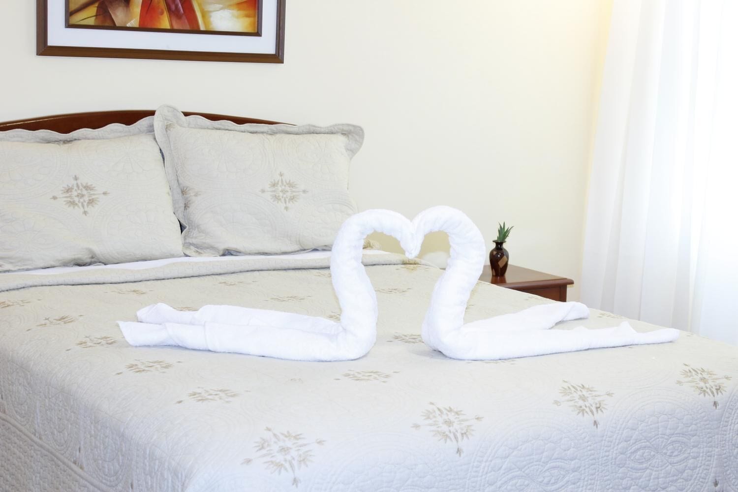 Chăn bông, nệm Tempur-Pedic, két bảo mật tại phòng, bàn 