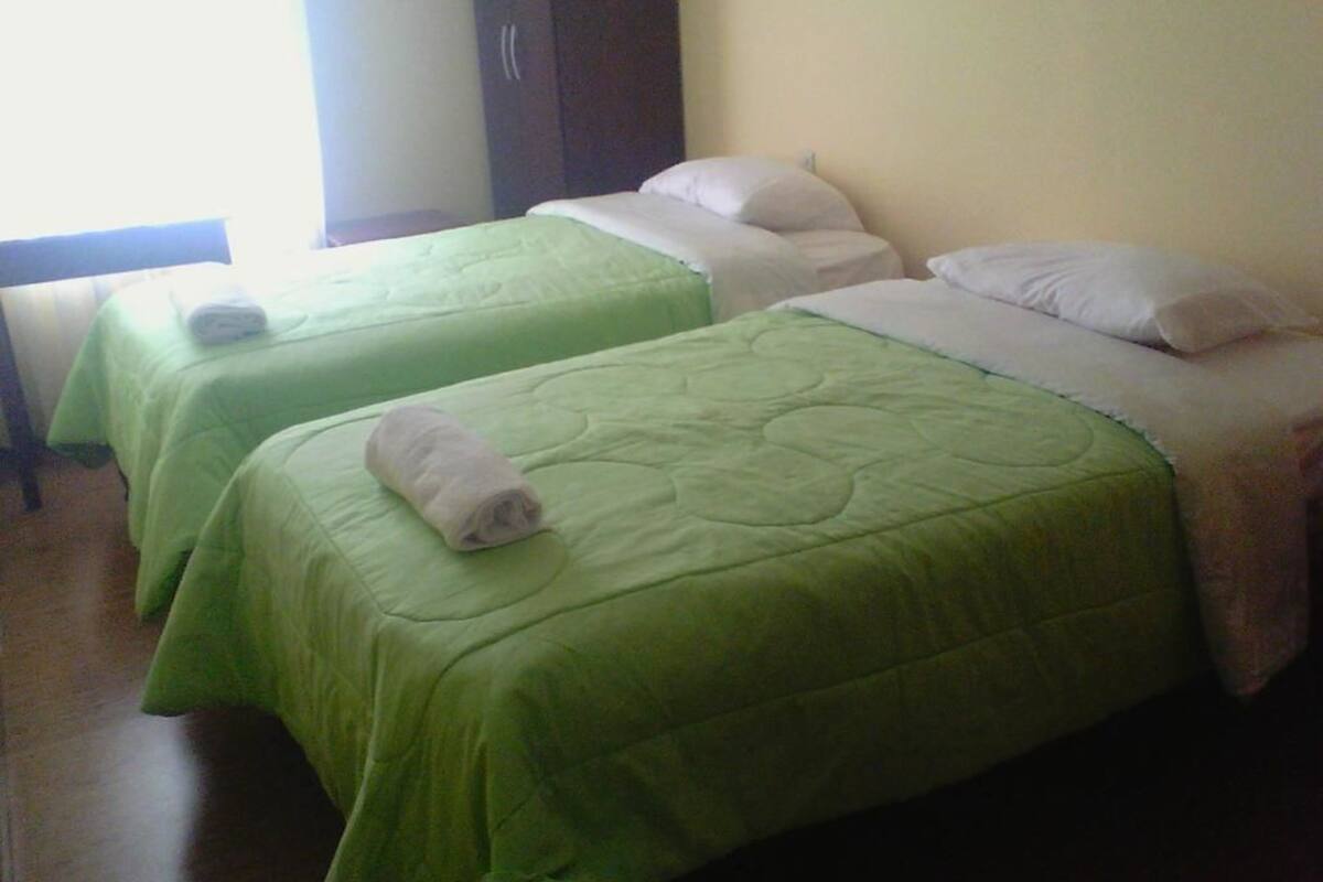 Cubrecamas, colchones Tempur-Pedic y caja de seguridad en la habitación