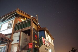 Een meerlaags gebouw met een restaurantschildering op de begane grond.