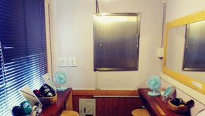 Une cuisine compacte dotée de plans de travail en bois, d’un îlot central et d’un pare-feu en miroir.