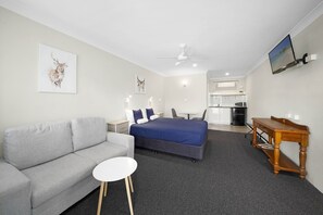 Queen Room | Living area | Flat-screen TV, DVD player - Woongarra Motel (North Haven)