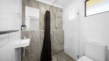 Douche, articles de toilette gratuits, sĂšche-cheveux