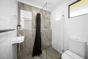 Shower, free toiletries, hair dryer, towels - Woongarra Motel (North Haven)