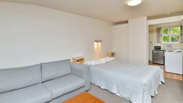 Standard Studio, 1 Queen Bed, Non Smoking, Garden View | Premium bedding, iron/ironing board, free wired Internet, bed sheets