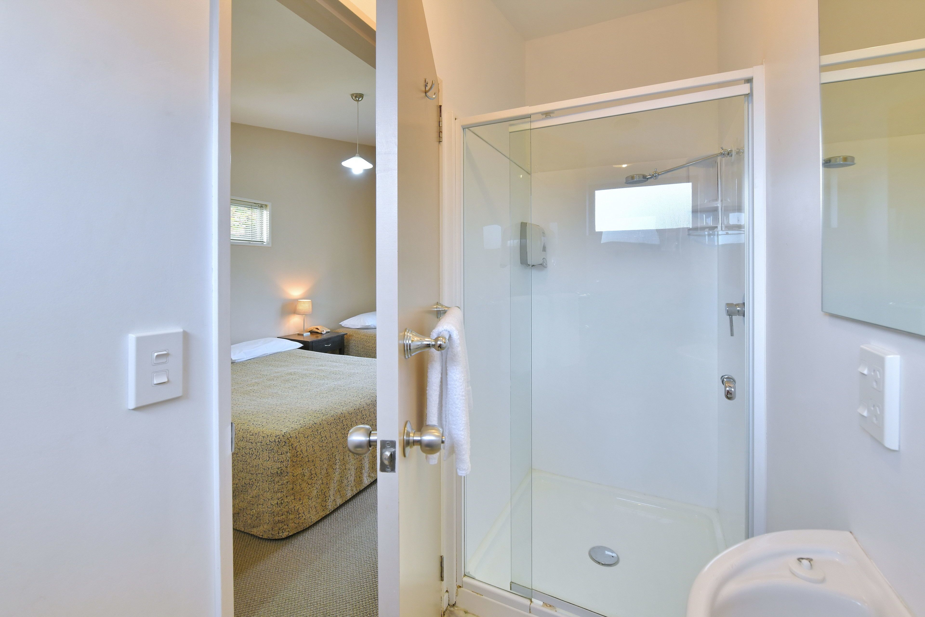 Spacious 1 Bedroom | Bathroom shower