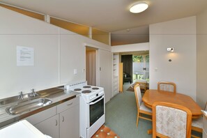 Standard 1 Bedroom Unit | Private kitchen | Microwave, toaster, cookware/dishes/utensils - Wayside Motel (Woodend)