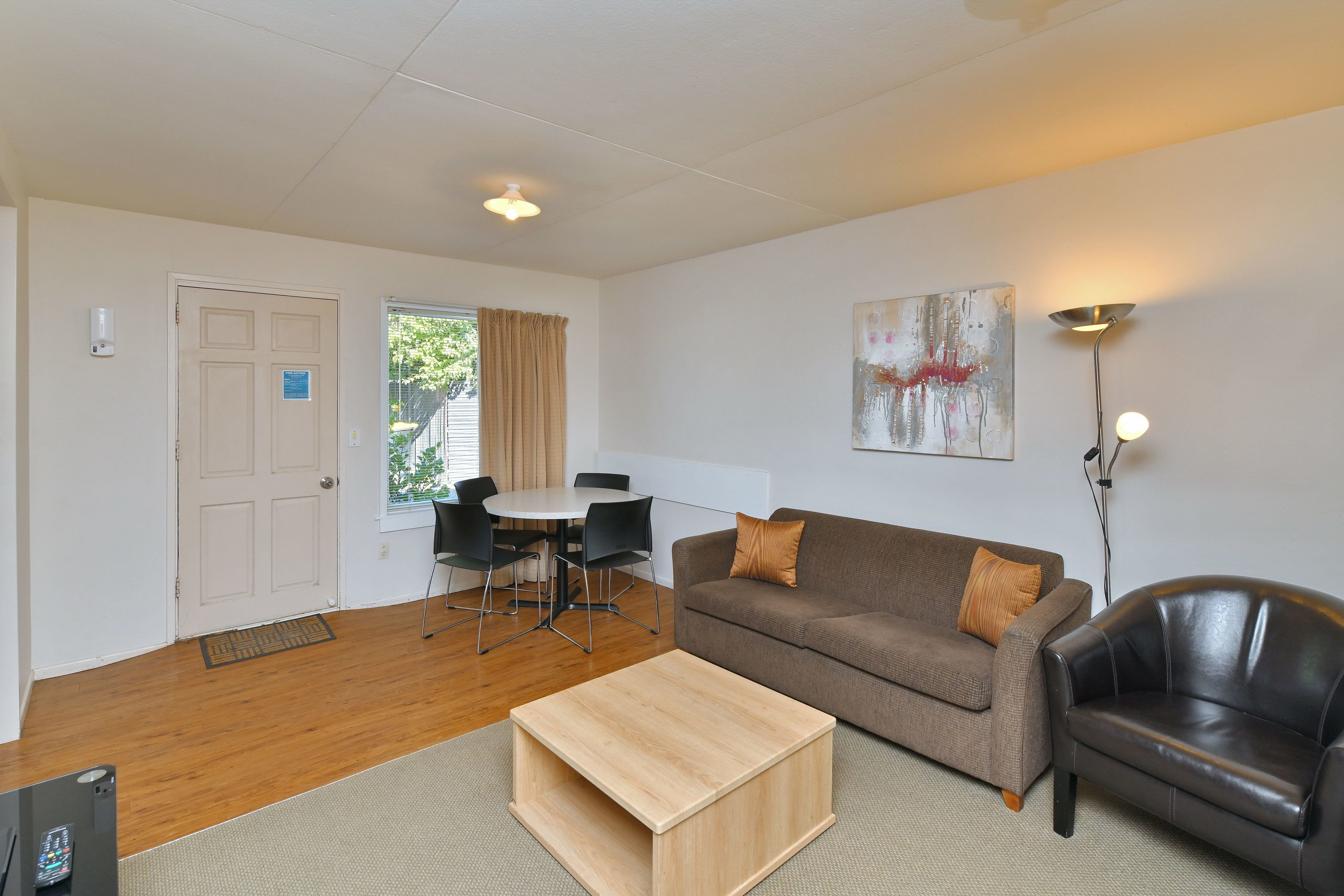 Cottage Keluarga, 2 kamar tidur, akses difabel, Bebas Asap Rokok (1) | Area keluarga | Televisi layar datar 32-cm dengan saluran TV satelit dan TV