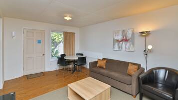 Cottage Keluarga, 2 kamar tidur, akses difabel, Bebas Asap Rokok (1) | Area keluarga | Televisi layar datar 32-cm dengan saluran TV satelit dan TV