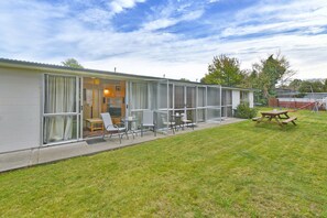 Standard 1 Bedroom Unit | Terrace/patio - Wayside Motel (Woodend)