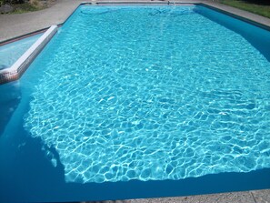 Seasonal outdoor pool, open 8:00 AM to 8:00 PM, pool umbrellas - Wayside Motel (Woodend)