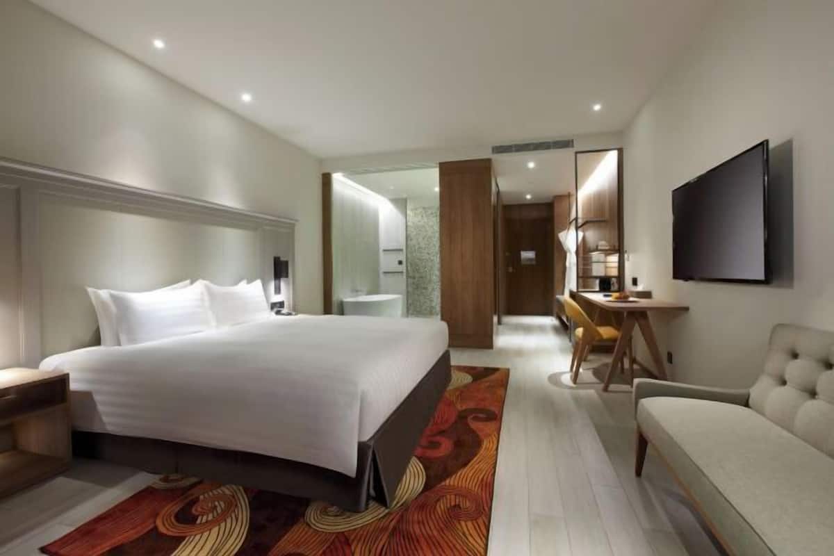 1 bedroom, premium bedding, down comforters, in-room safe