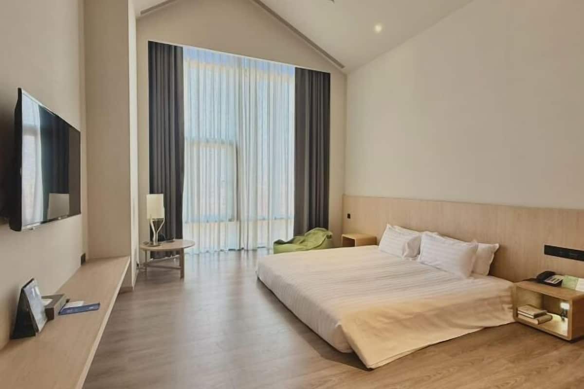 1 bedroom, premium bedding, down comforters, in-room safe