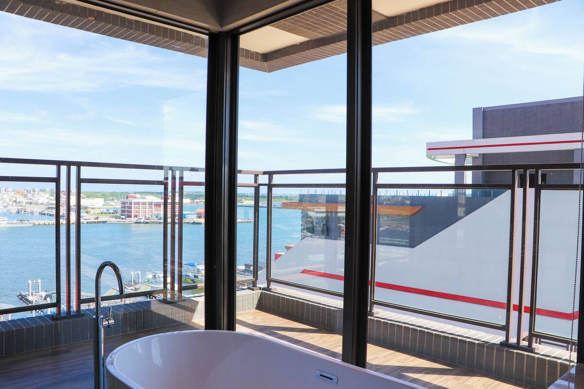 elite studio, 1 bedroom, partial ocean view | bathroom | eco-friendly toiletries, hair dryer, slippers, towels