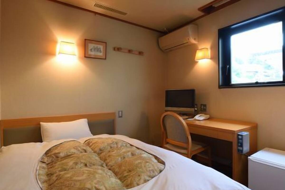 In-room safe, desk, WiFi (free), bed sheets