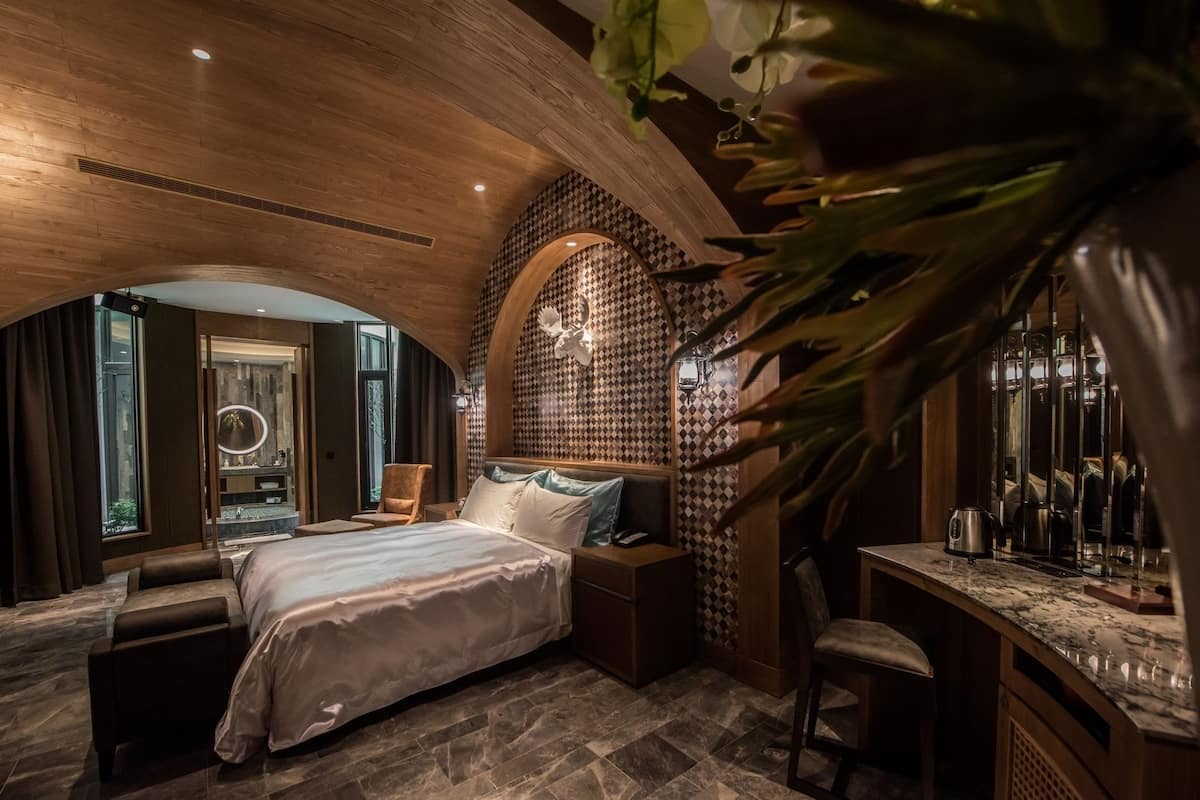 Ein modernes Schlafzimmer mit einem großen Bett, einem Schreibtisch und einem Schminktisch.