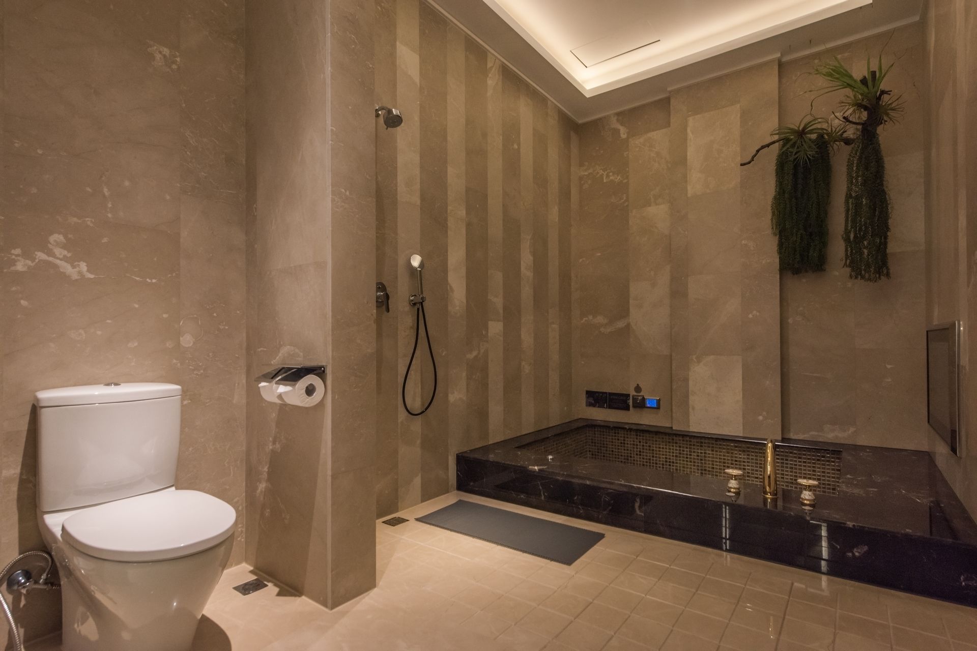 Un baño moderno con inodoro, ducha y bañera.
