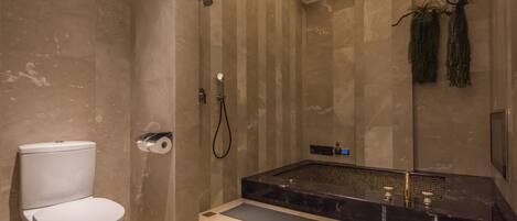 Un baño moderno con inodoro, ducha y bañera.
