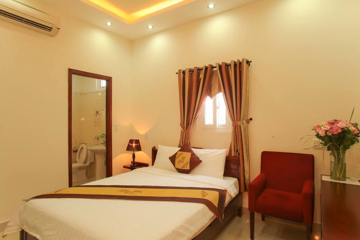 Standard Room | Minibar, desk, blackout drapes, WiFi (free)