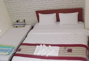 Deluxe Triple Room | Minibar, desk, free WiFi