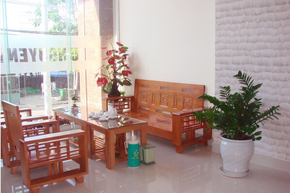 Lobby sitting area - Huu Nguyen Hotel (Da Nang)