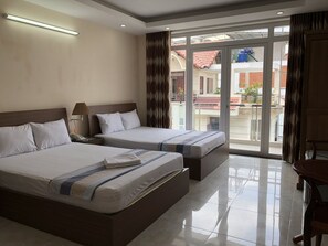 Minibar, meja kerja, dan Wi-Fi gratis