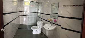 Shower, free toiletries, hair dryer, slippers - Thadico 1 Hotel (Ho Chi Minh City)