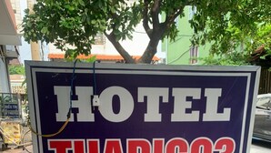 Ein Hotelschild mit dem Namen THADICO3, das Zimmerpreise von 60.000 bzw. 80.000 für einen und zwei Übernachtungen anzeigt.