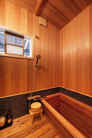 Habitación de estilo japonés, para no fumadores, en edificio contiguo | Baño | Tina con regadera, tina profunda, regadera tipo lluvia 