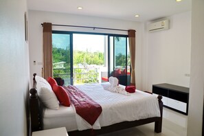 Apartment with Pool View | 1 slaapkamer, een gratis minibar, een kluis op de kamer, een bureau