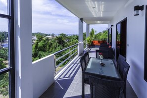 Apartment with Pool View | Blick vom Balkon